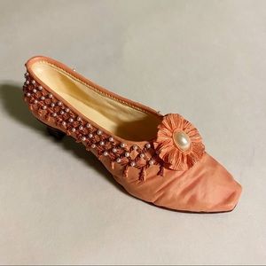 Raines Just the Right Shoe "Tassels" #25090 Peach Pearls Mini Pump Shoe Figurine
